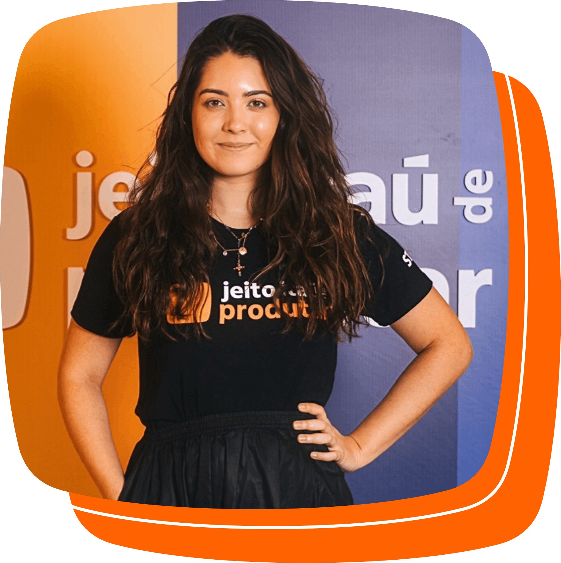 Camila Hakim, mulher branca, com cabelos castanhos e longos e camiseta preta do Jeito Itaú de Produtar